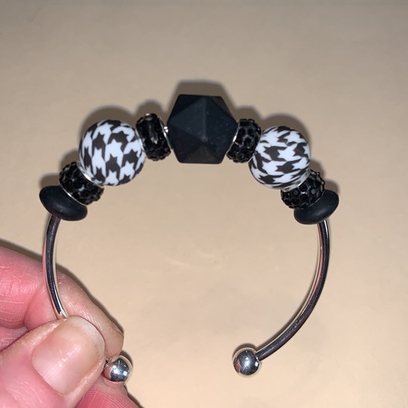 Handmade Houndstooth Beaded Bracelet - Picture 4 of 4